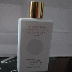 Signature Body Velvet Lotion - White and Gold